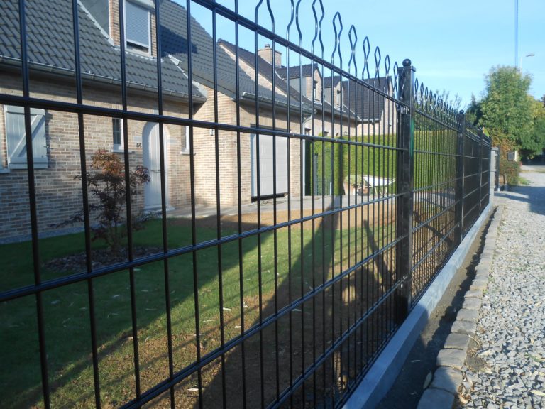 Placement d'une clôture décorative avec une bordure de finition