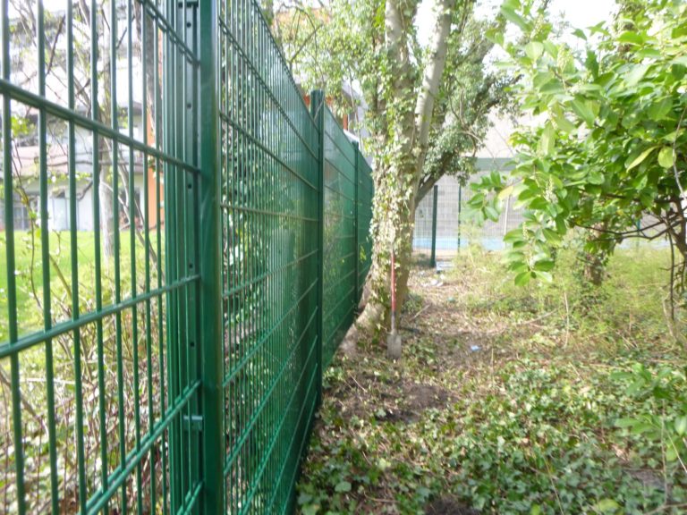 Placement d'une clôture très résistante BETAFENCE NYLOFORT 2 D