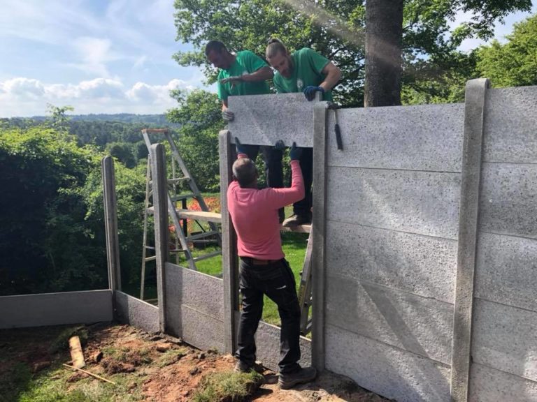 Construction de deux enclos pour chiens.