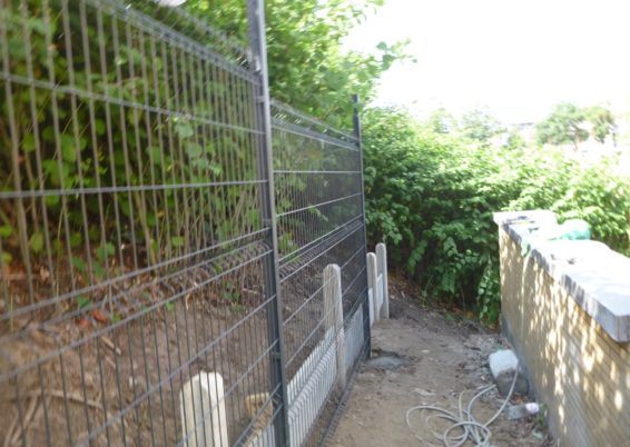 Placement d'un mur de retenue de terre et mise en place de clôtures