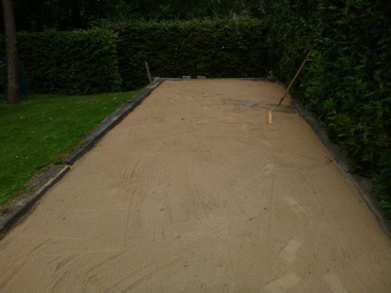 Remise en état d'un terrain de pétanque à Cointe.