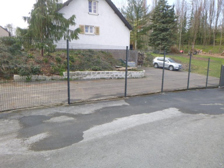 Installation d'une clôture rigide de 1.8 m de hauteur en mitoyenneté à Oupeye.