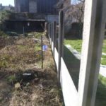 Implantation d'une palissade en plaques de béton imprimée entre deux petits jardins à Angleur....