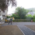 Petite remise en état d'une devanture de maison qui a été inondée en juillet dernier à Esneux. ...