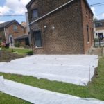 Aménagement d'une nouvelle terrasse en pavés béton XL 100/100 cm MARLUX et cheminements en 15/158...