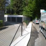 Placement d'une clôture à la banque BELFIUS de Embourg, en mailles torsadées avec piquets posés ...