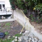 Suite aux inondations de juillet 2021, les murs de séparations de plusieurs jardins se sont laissé...