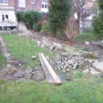 Suite aux inondations de juillet 2021, les murs de séparations de plusieurs jardins se sont laissé...