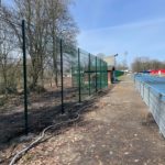 Remplacement de la clôture autour de la piste d’athlétisme plus de 600 mètres vont être rempla...