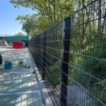 Installation au cours d’une clôture de haute sécurité. 

Panneaux nymofort 2 d super avec du fi...