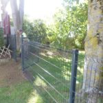 Remplacement de deux petites clôtures souple par du rigide avec portails pour plus de sécurité.

...