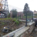 Sécurisation site du bas-bois à Soumagne, pose d'une clôture rigide dans un muret....
